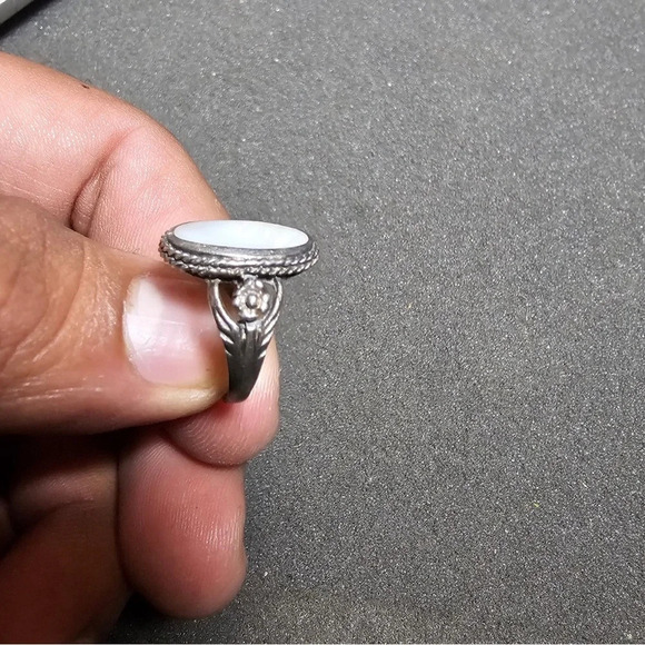 Sterling Silver 925 Mother Of Pearl Oval Shaped Ladies Ring Floral Shank Size 6 - Picture 2 of 9